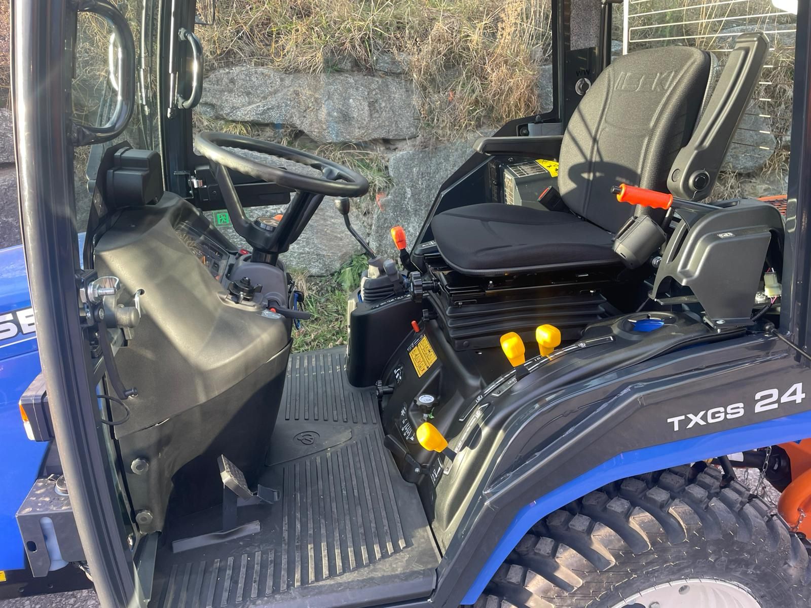 Iseki TXGS24 mit Streuer und Schneeschild 2