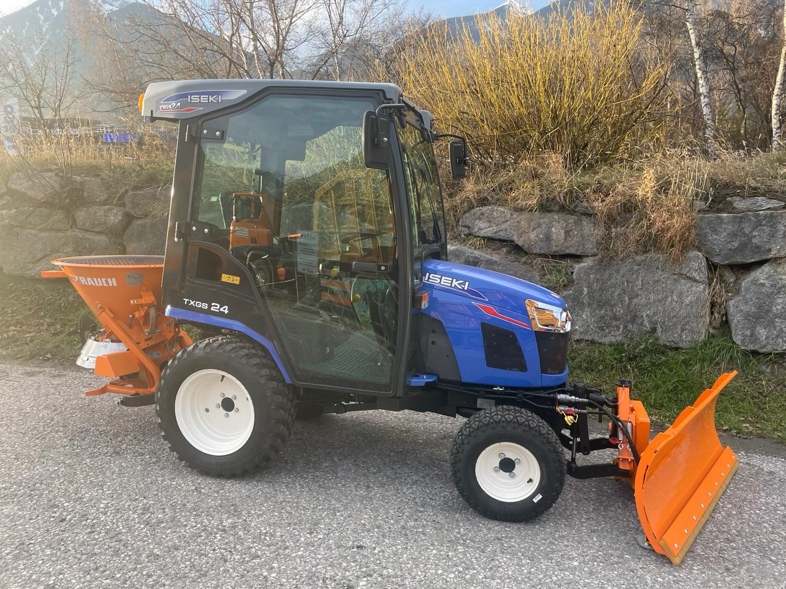 Iseki TXGS24 mit Streuer und Schneeschild 3