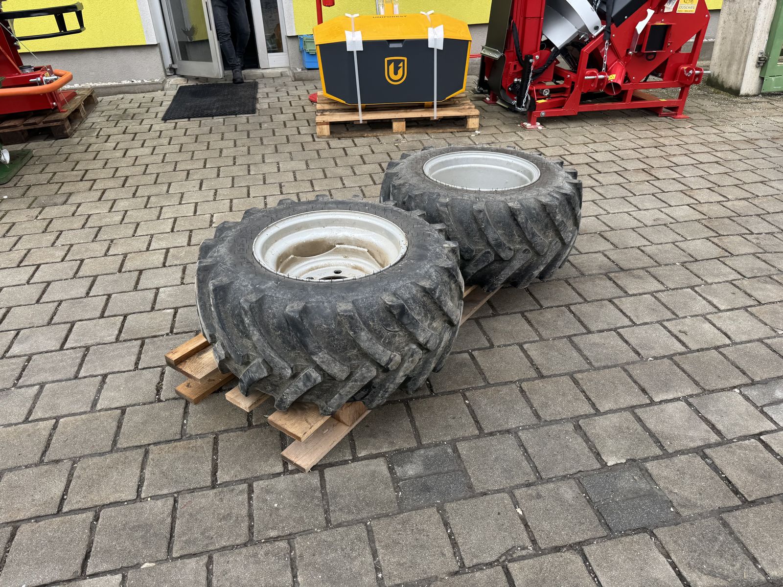 Mitas 15.0/55-17 AS Kompletträder  2