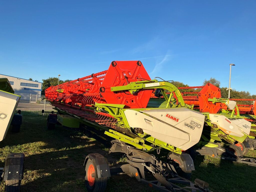 Claas Vario 1230 mit Laser links/ Wagen 1
