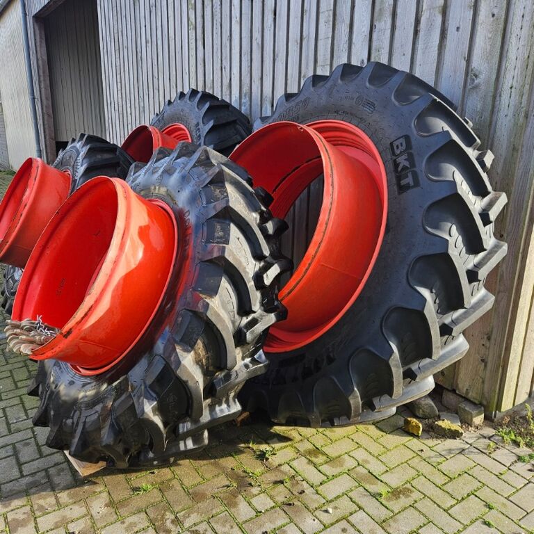 BKT Zwillinge 480/80R50 und 460/85R34 1