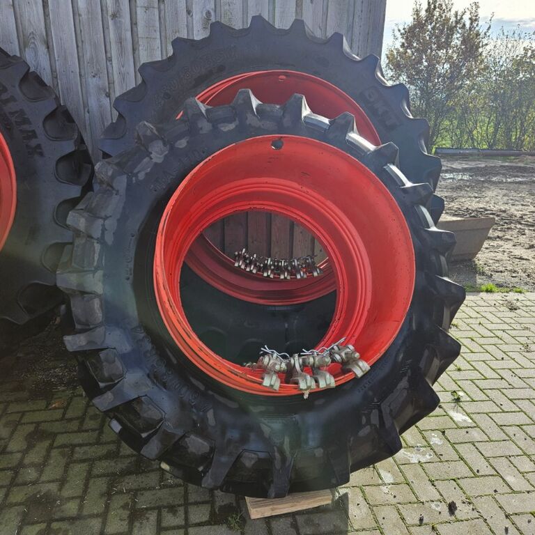BKT Zwillinge 480/80R50 und 460/85R34 2