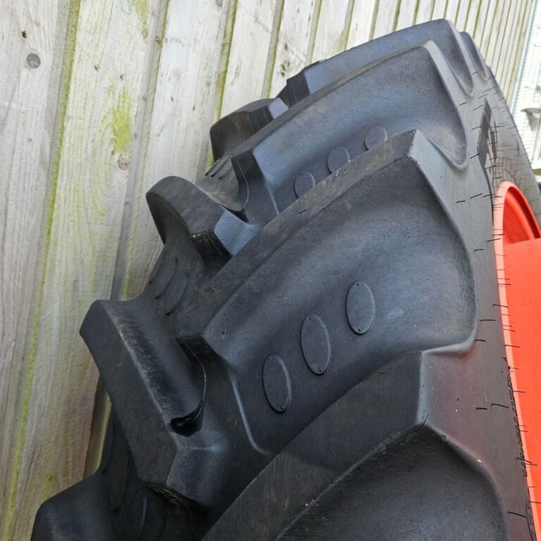 BKT Zwillinge 480/80R50 und 460/85R34 3