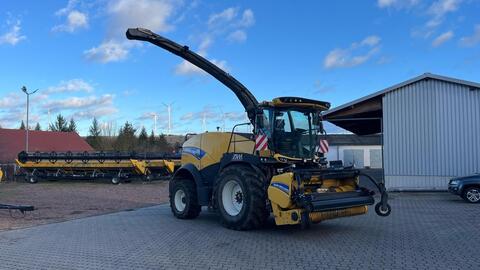 New Holland FR 550 Häcksler inkl. PickUp und Maisgebiss