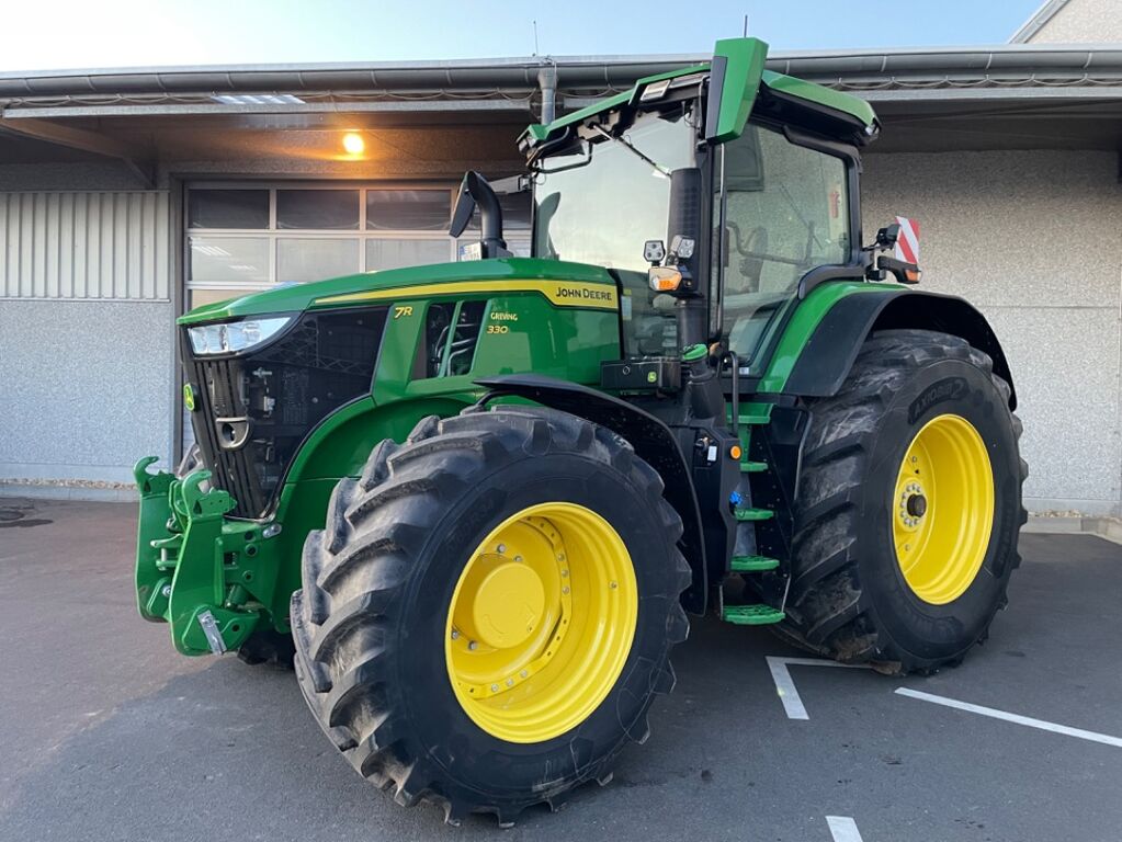 John Deere 7R330 1