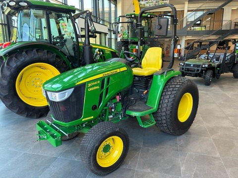 John Deere 3046R