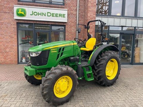 John Deere 5050E + Wagenanhängevorrichtung