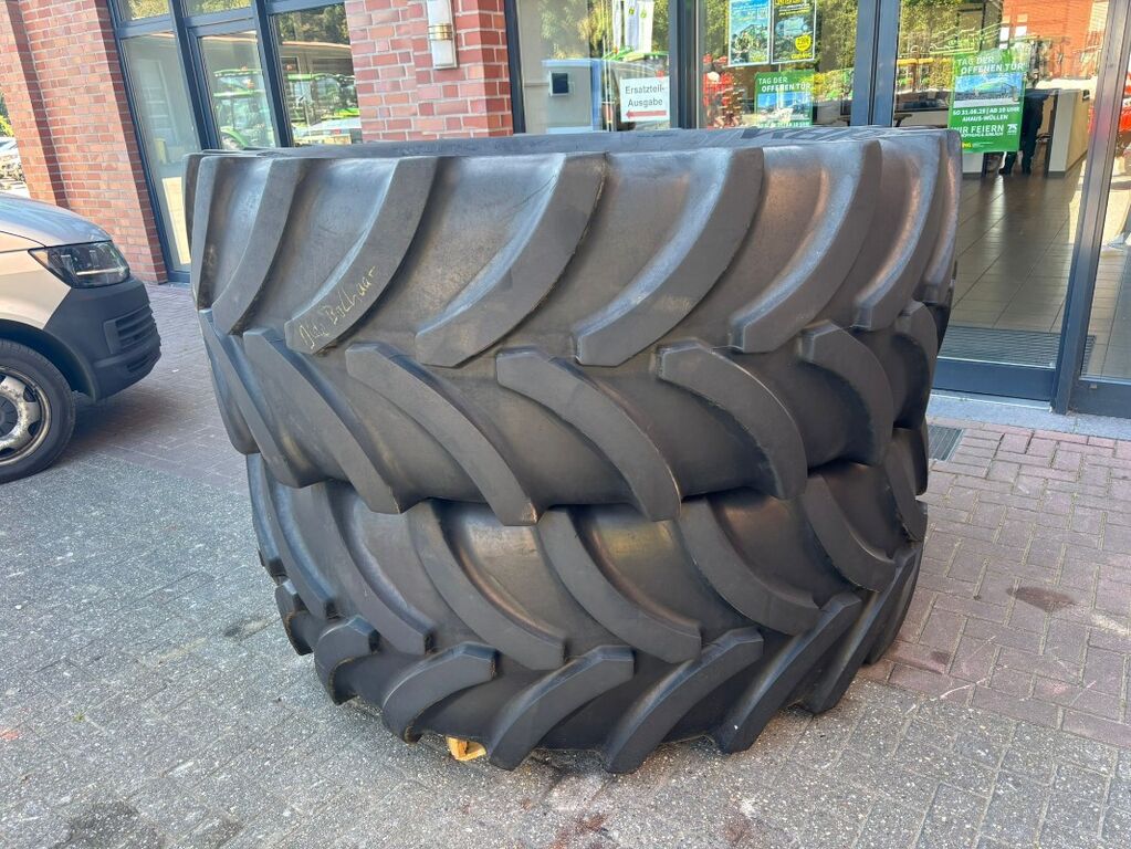 Vredestein 710/70 R42 + 600/70 R30 1