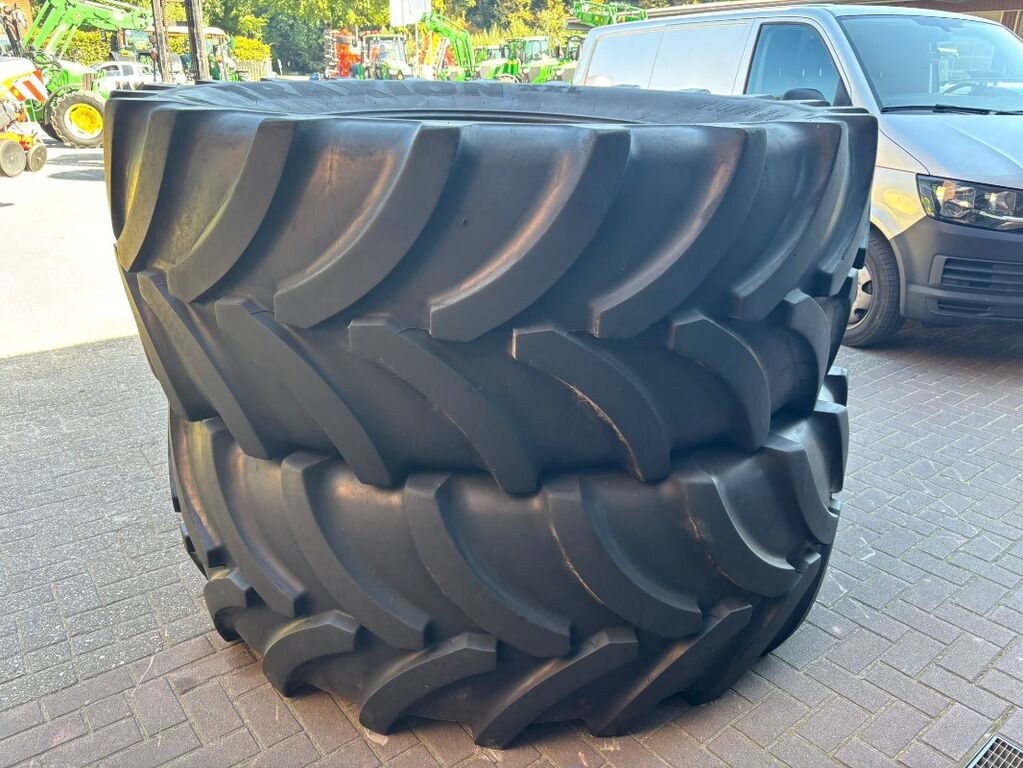 Vredestein 710/70 R42 + 600/70 R30 3