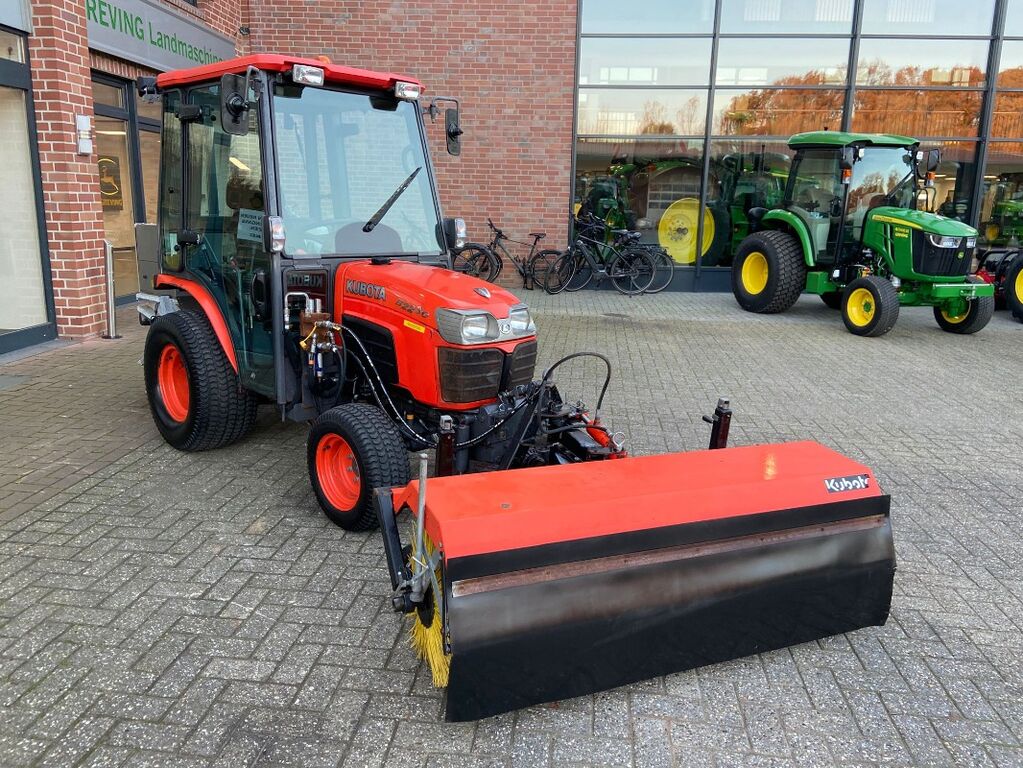 Kubota B2230 inkl. Schneeschild / Salzstreuer / Kehrmas 3