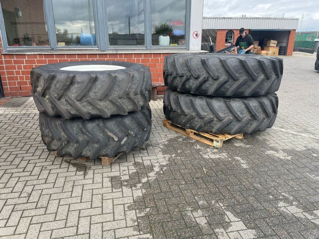 BKT 520/85R42 // 480/70R30 2