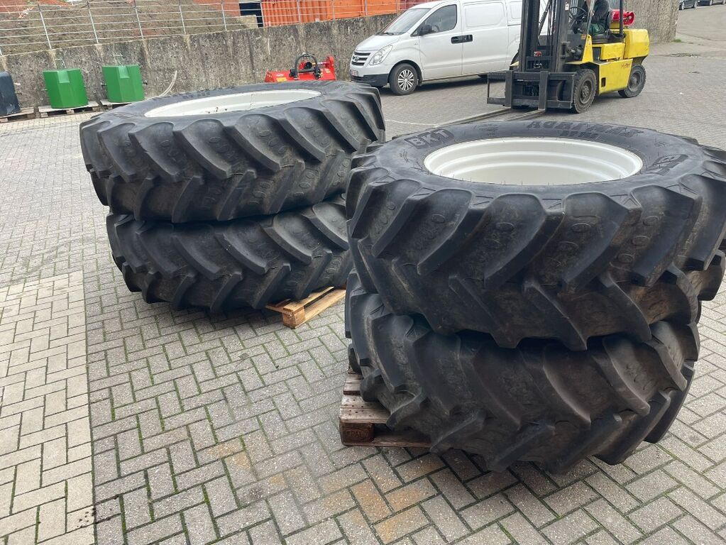 BKT 520/85R42 // 480/70R30 3