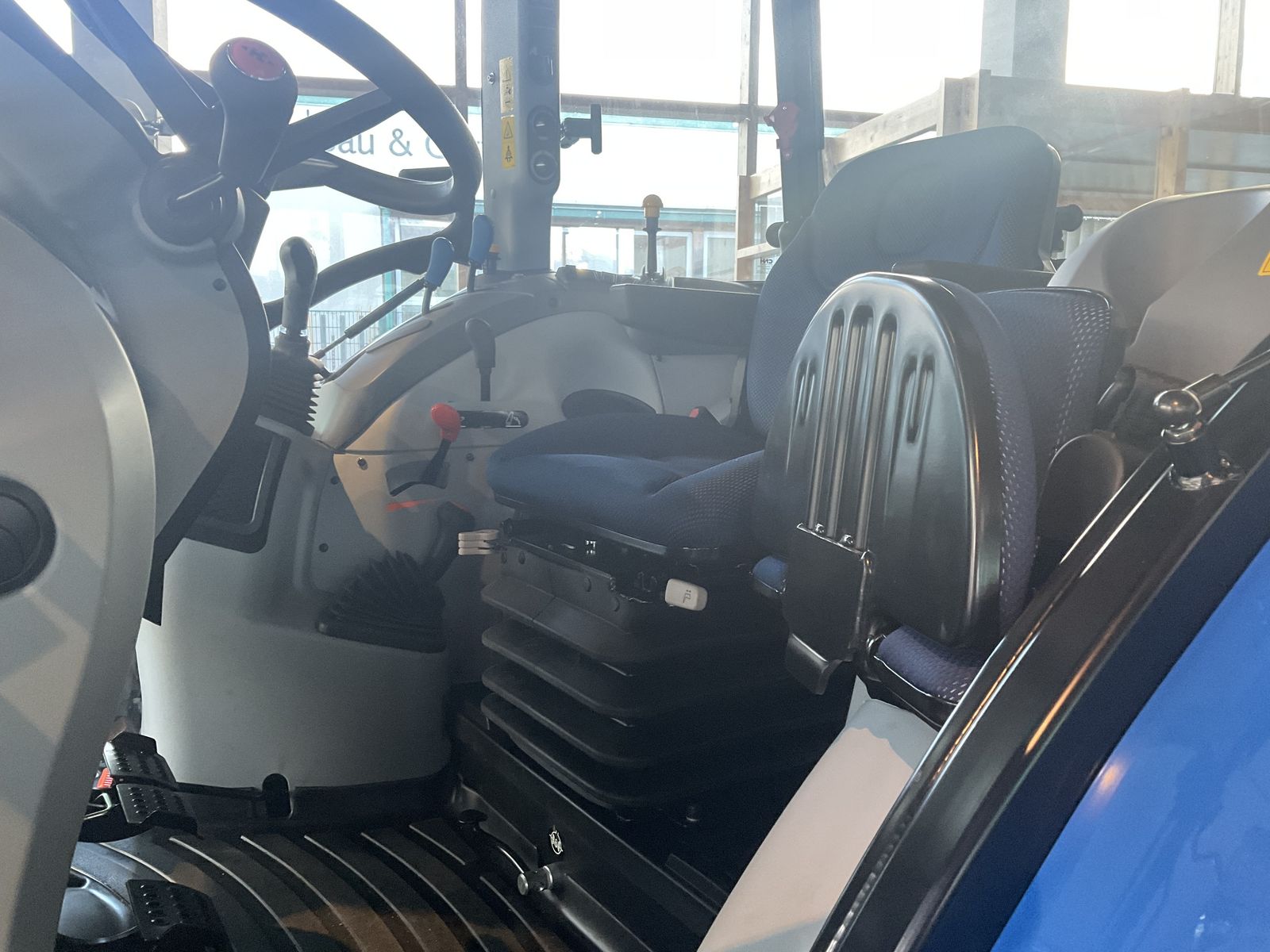 New Holland T5.90 Synchro Shuttle 3