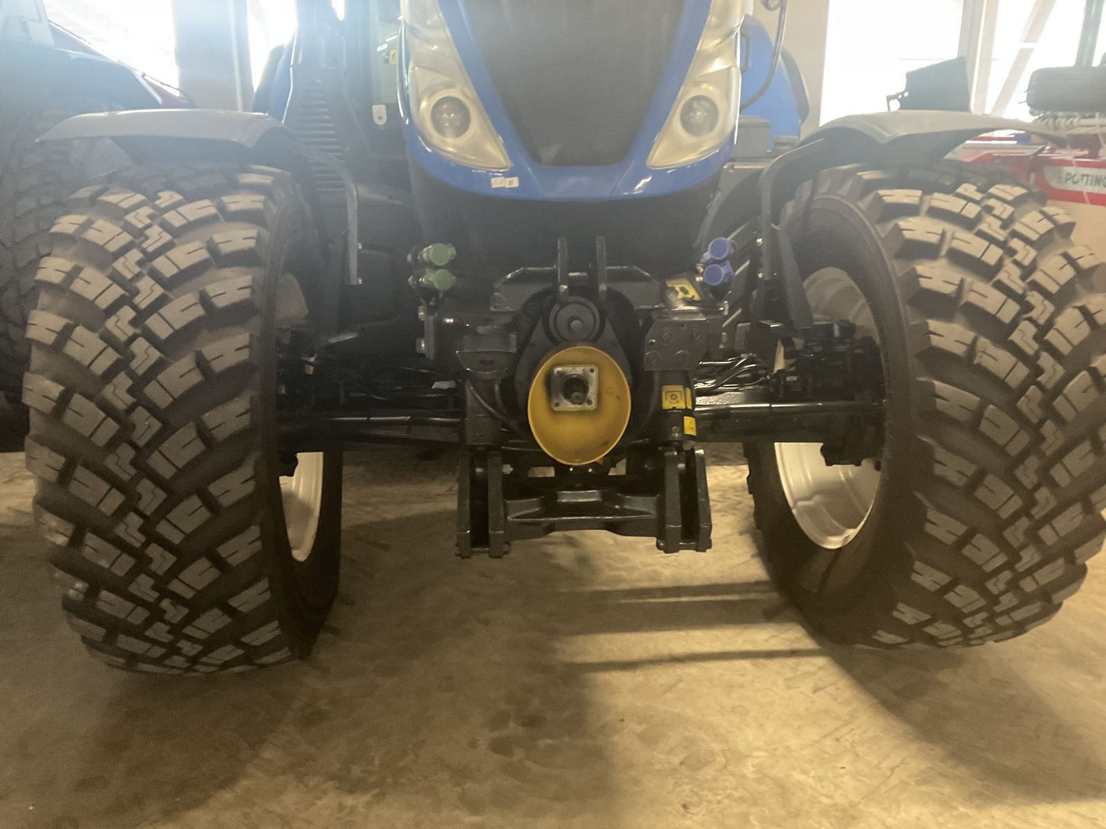 New Holland T6.145 Dynamic Command SideWinder II (Stage V) 2