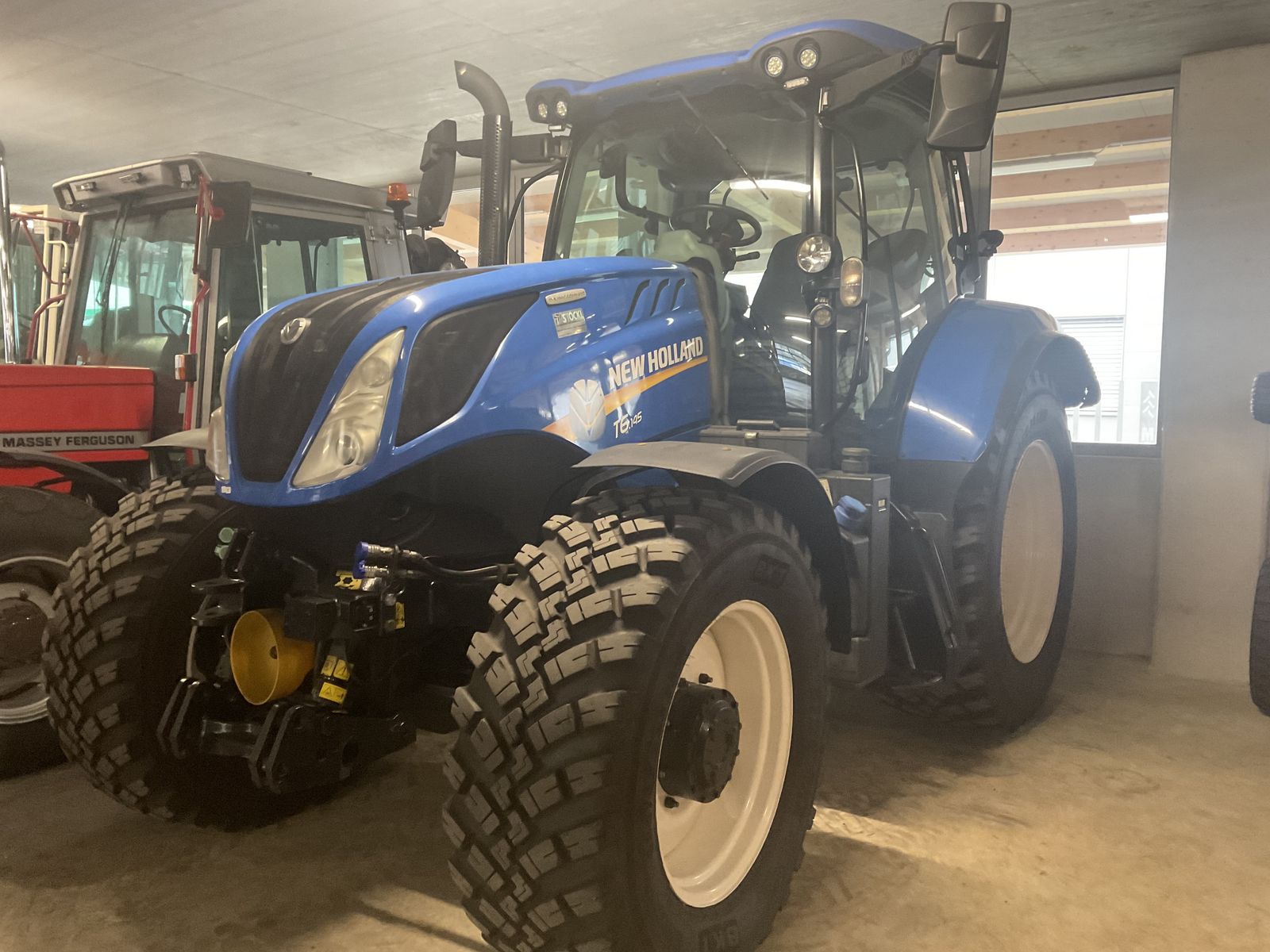 New Holland T6.145 Dynamic Command SideWinder II (Stage V) 3