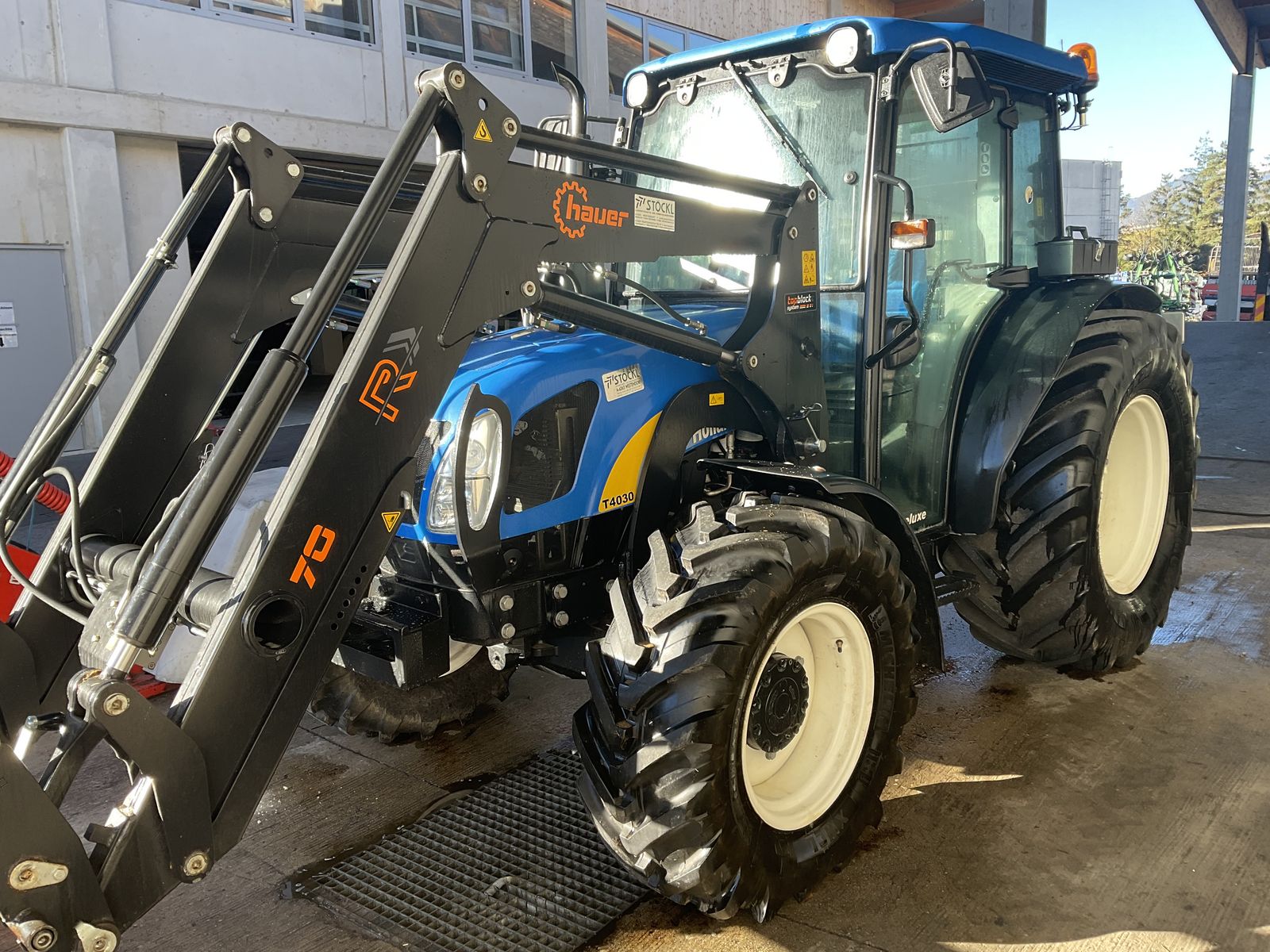 New Holland T4030 DeLuxe 1