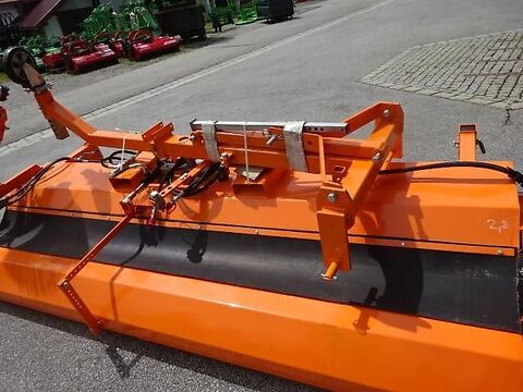 2,8 Meter Kehrmaschine- mit  hydraulischer Wanne 2