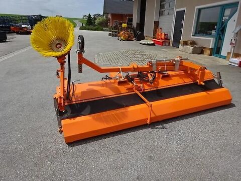 2,8 Meter Kehrmaschine- mit  hydraulischer Wanne 3