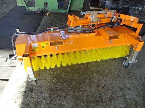 1,8 Meter Kehrmaschine mit Hydraulischer Entleer 3