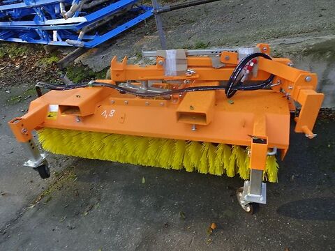 1,8 Meter Kehrmaschine mit Hydraulischer Entleer 2