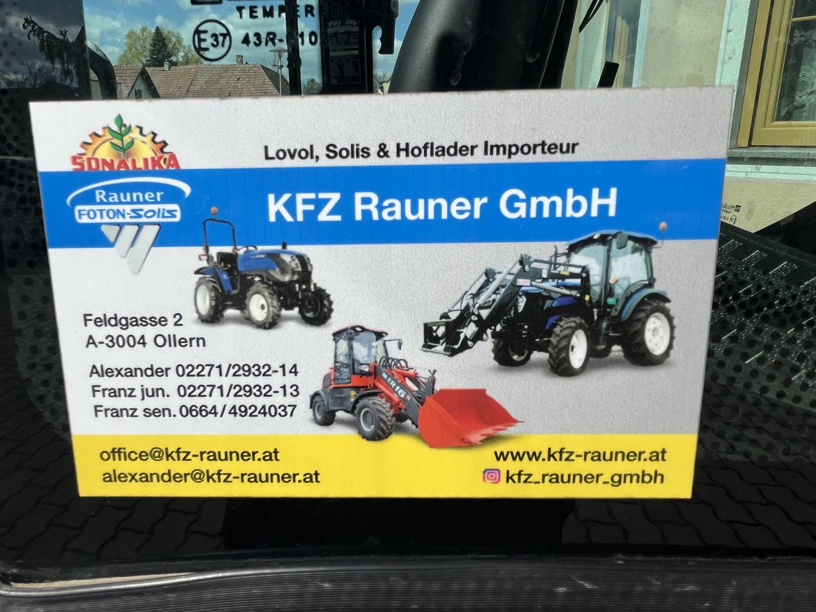 Solis 26 HST mit Kabine Frontlader und Zubehör  3