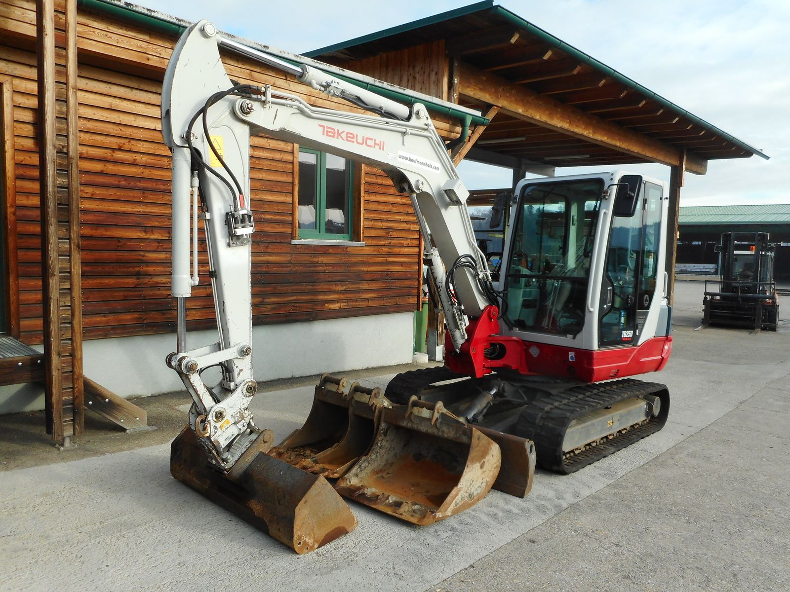 Takeuchi TB 250 mit POWERTILT + hydr. SW + 4 Löffel 2