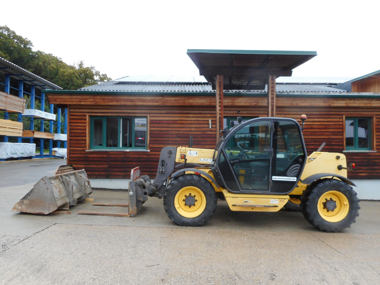 New Holland LM732 mit Schaufel und Gabel 1
