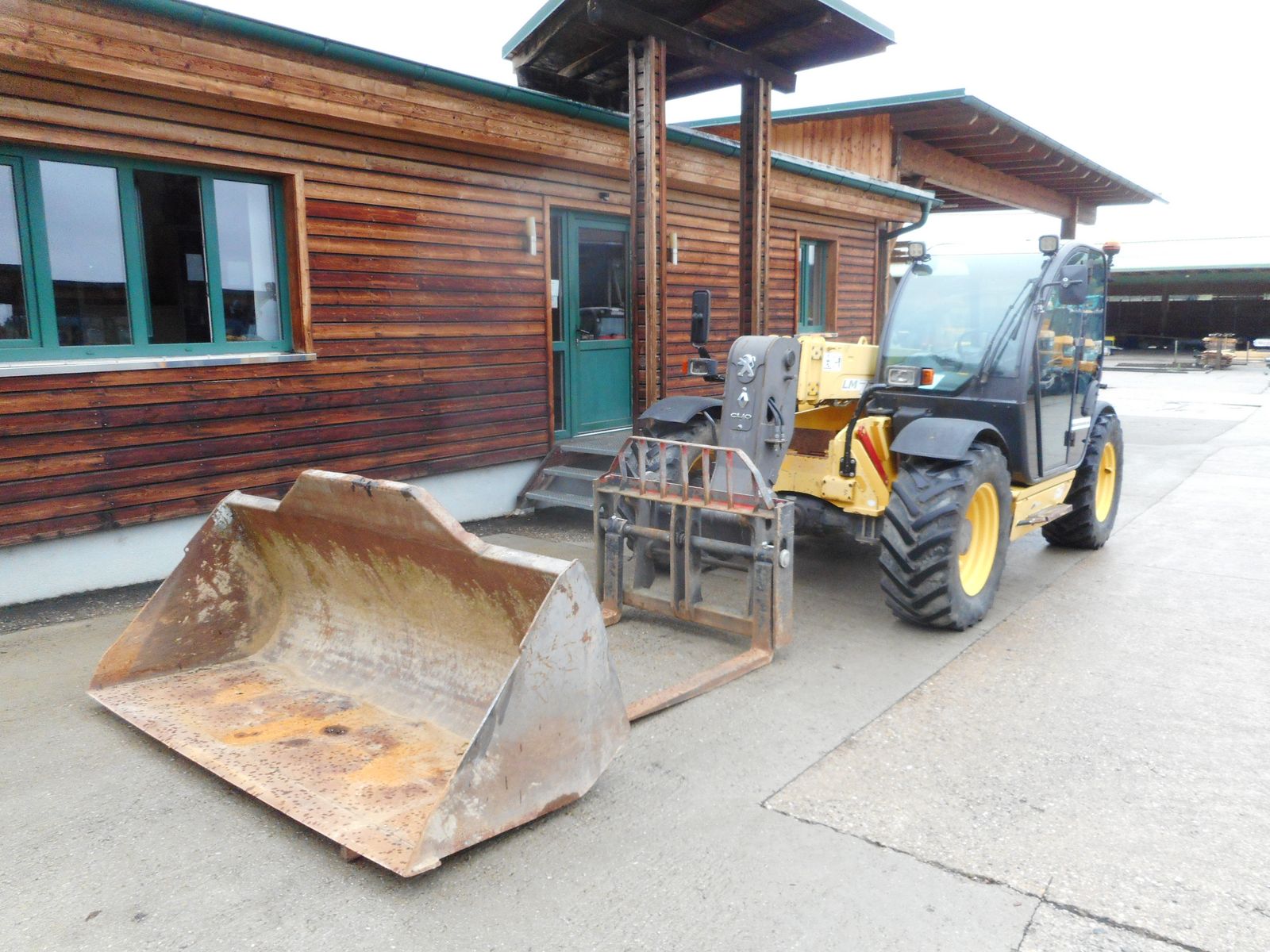 New Holland LM732 mit Schaufel und Gabel 2