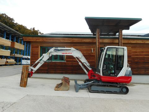 Takeuchi TB 235 ( 3.530kg ) mit POWERILT u. 4 Löffel 