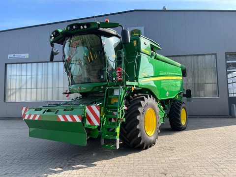 John Deere T560
