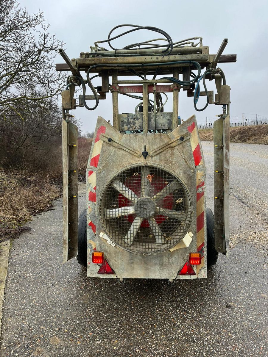 •	Wanner Weingartenspritze 2000 l mit Überzeilen 3
