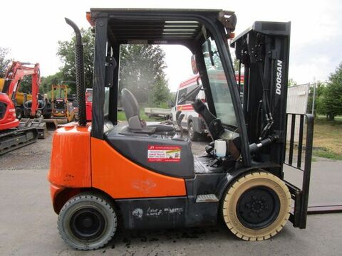 Doosan D25S-5 -Triplex-Freihub 4,75m + Seitenschieber