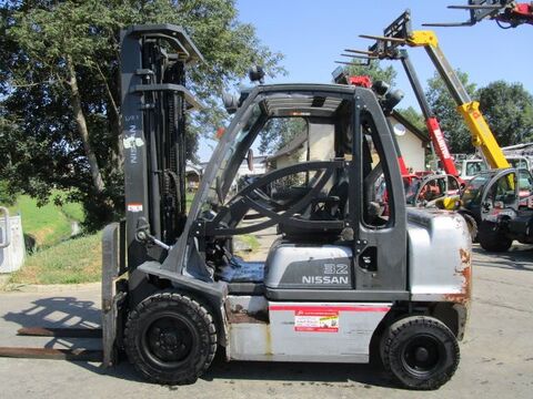 Nissan 3,2 Ton.-Triplex-FH 5,5m + Seitenschieber