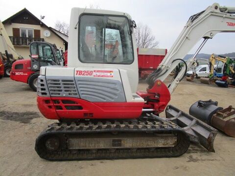 Takeuchi TB 250 POWERTILT + Schnellwechsler + 3 Löffel 2