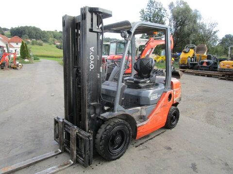 Toyota 8FDF25 - Triplex-Freihub 4,7m - Seitenschieber -