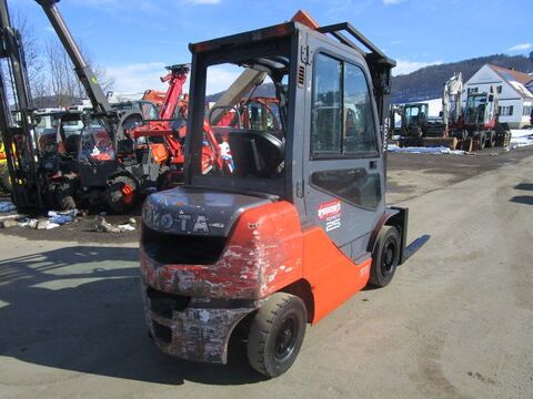 Toyota 8FDF25 - Triplex 4,7m -Seitenschieber mit Zinken 3