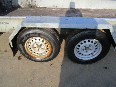 HUMBAUR Anhänger mit Rampe 2