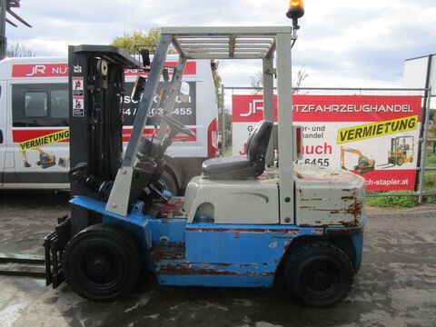 Nissan 2,5 Ton.- Triplex-Freihub 4,30m + Seitenschieber