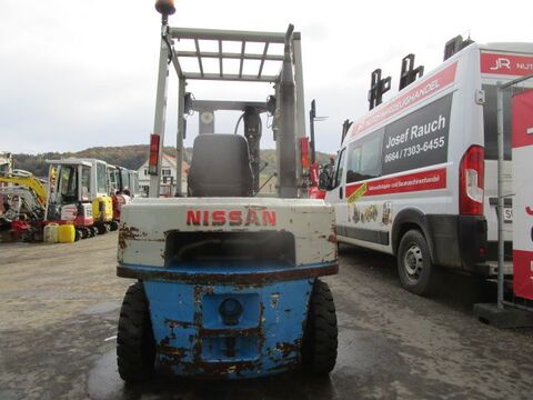 Nissan 2,5 Ton.- Triplex-Freihub 4,30m + Seitenschieber 2