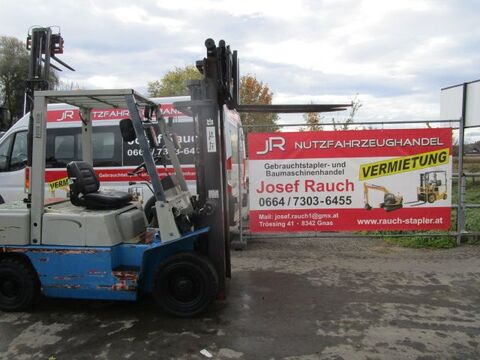 Nissan 2,5 Ton.- Triplex-Freihub 4,30m + Seitenschieber 3