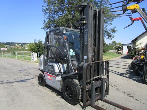 Nissan 3,2 Ton.-Triplex-FH 5,5m + Seitenschieber