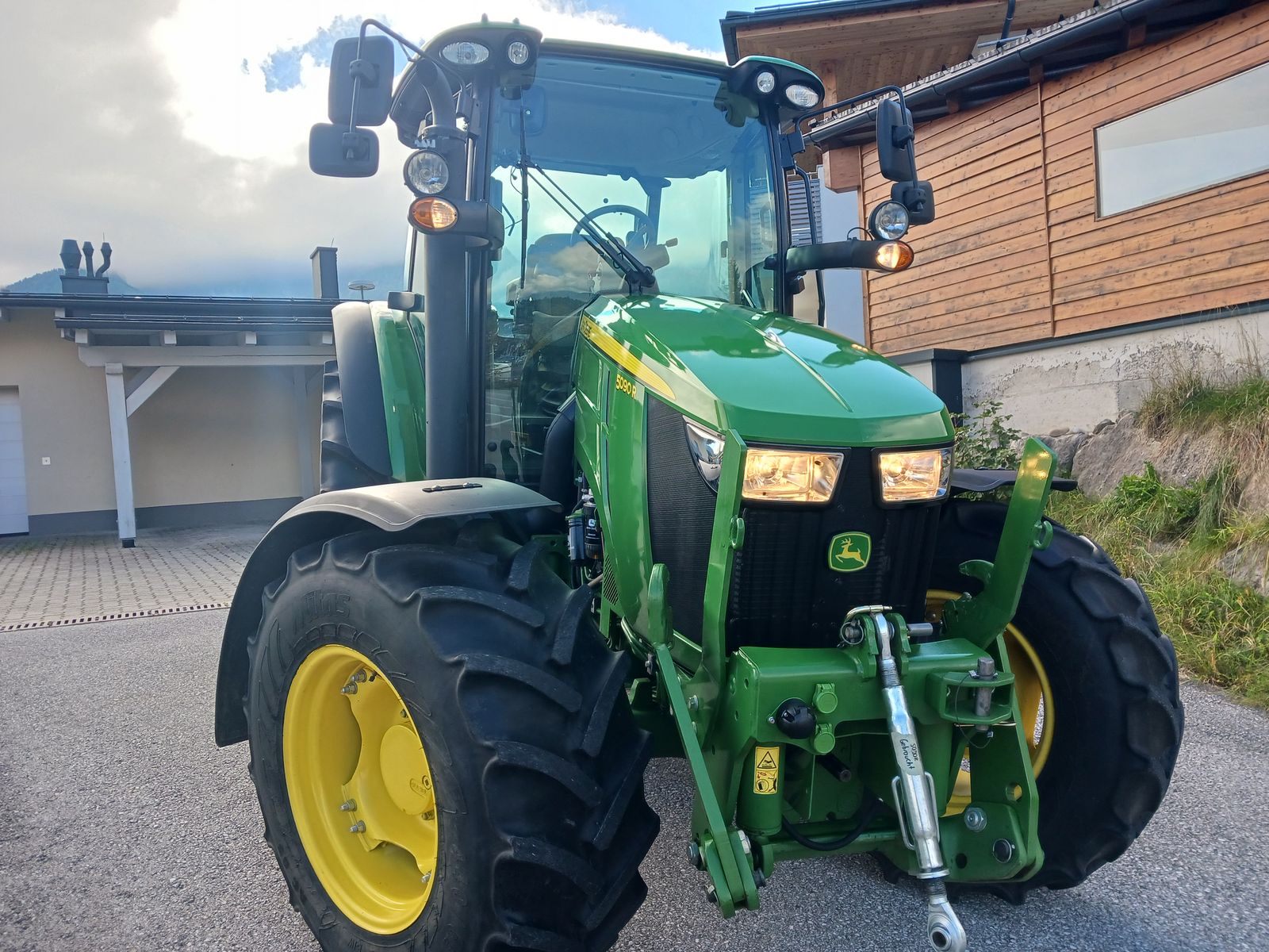 John Deere 5090R 3