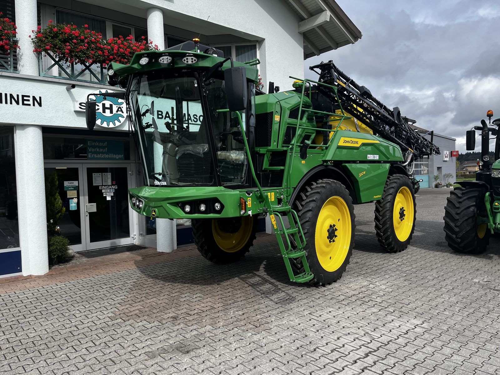John Deere, 332M, 2025