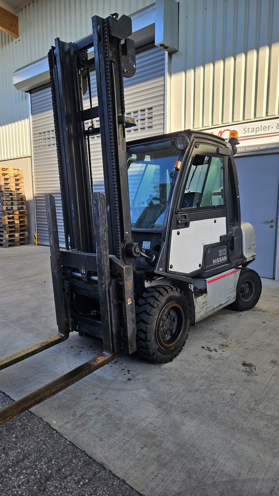 Nissan Hublast 3000kg, Zinkenverstellgerät, Kabine 2