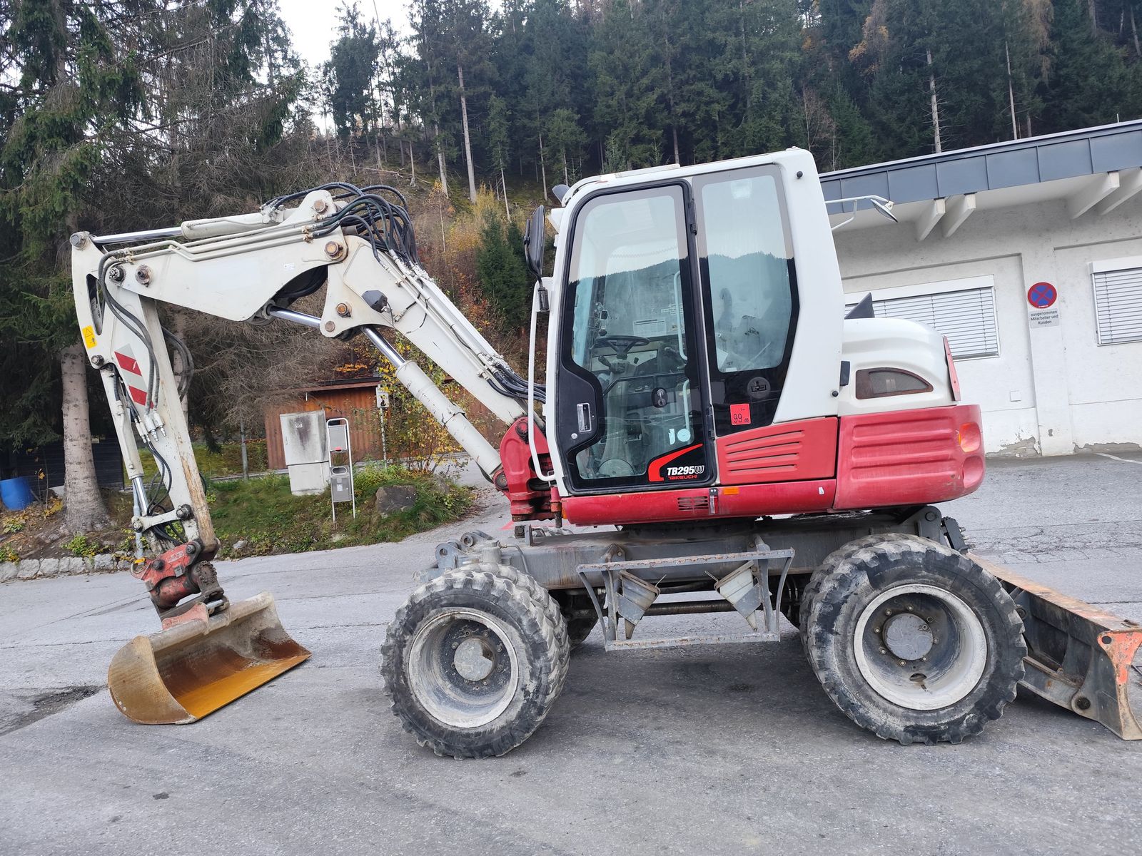 Takeuchi TB295W Powertilt 1
