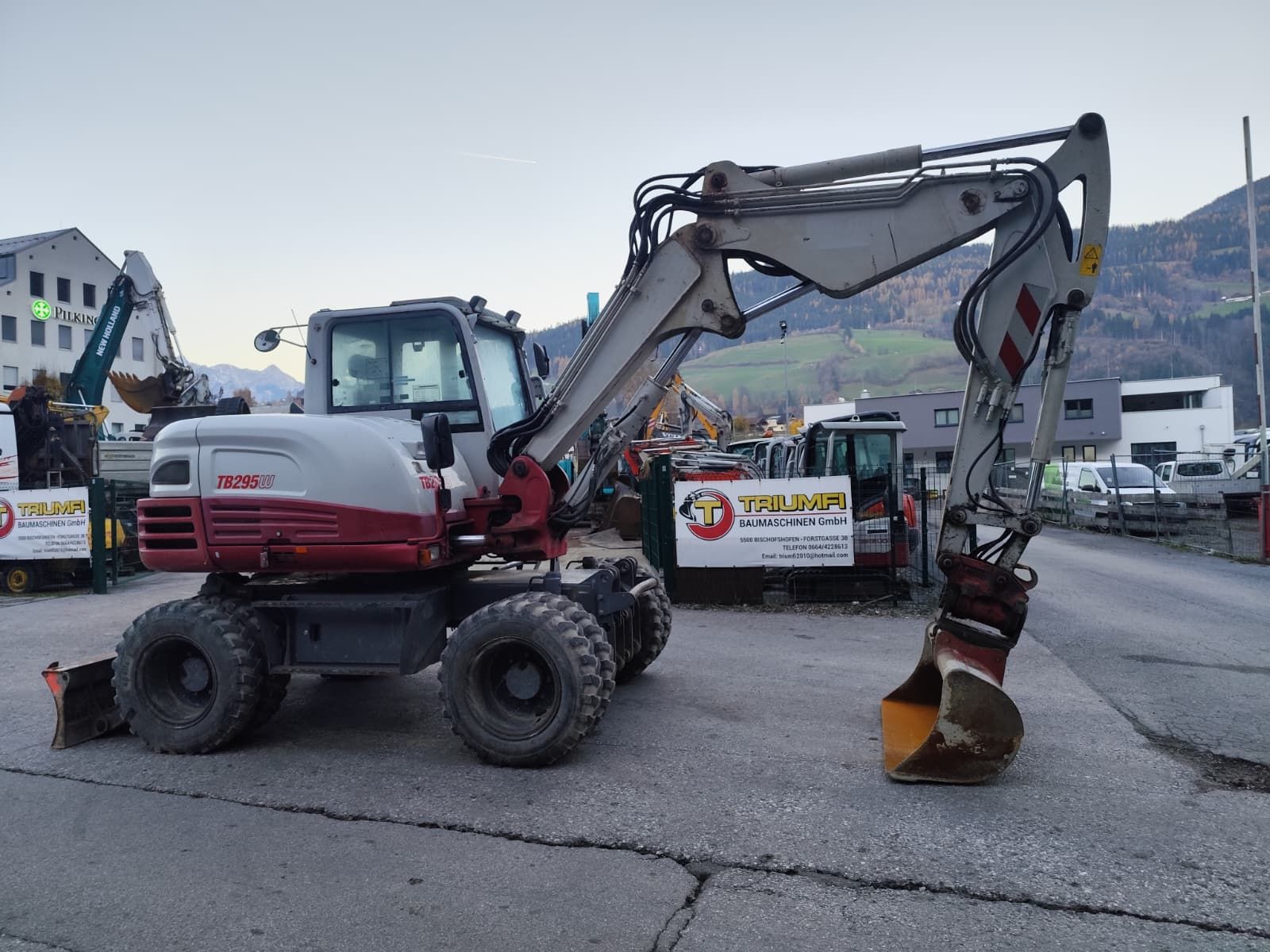 Takeuchi TB295W Powertilt 2