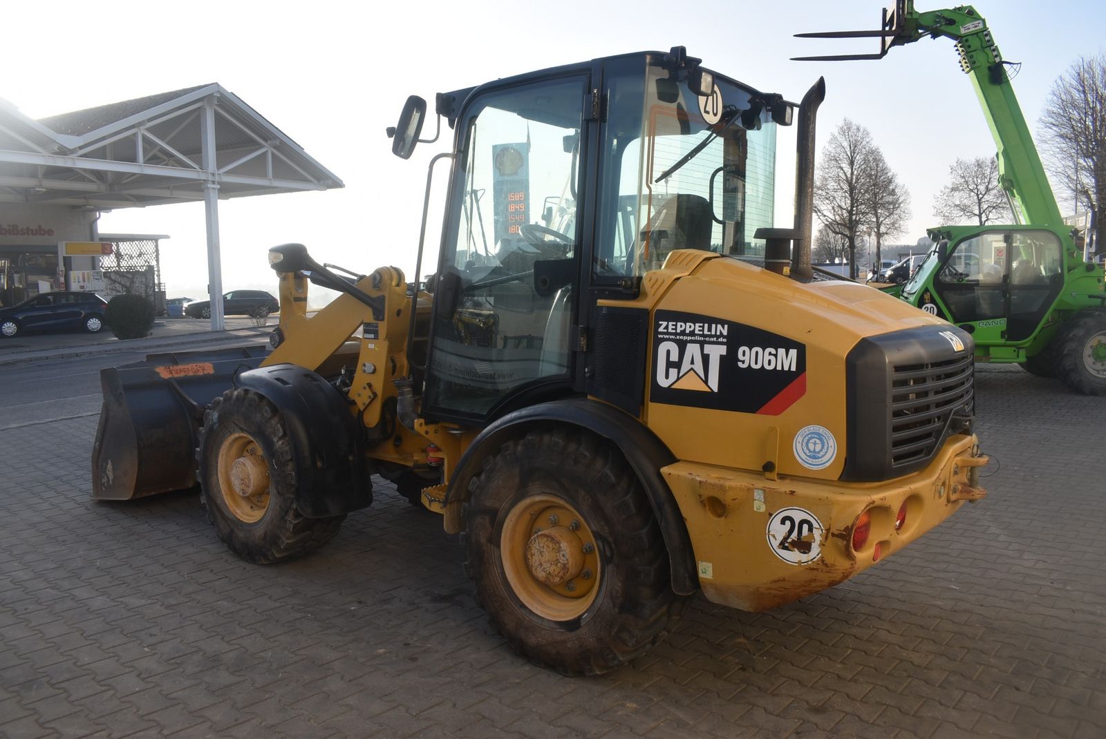 CAT 906M  3