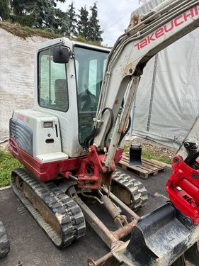 Takeuchi TB228 mit Powertilt