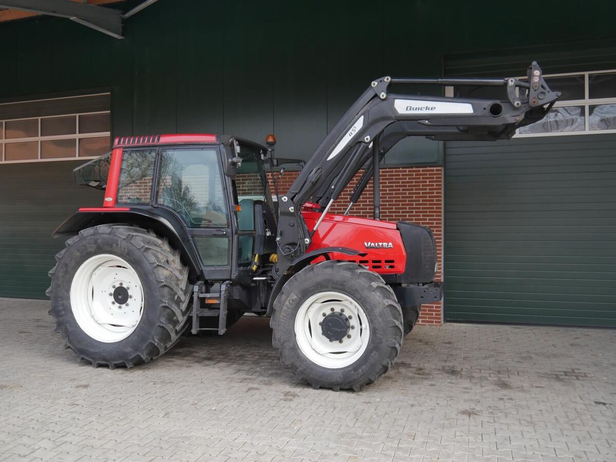 Valtra X 100 Knicklenker mit Quicke Frontlader 3