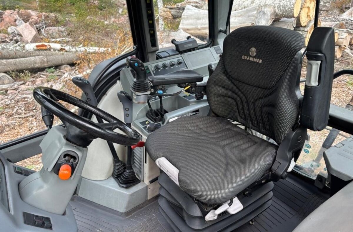 Valtra X 100 Knicklenker mit Quicke Frontlader 3